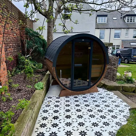 Coach House, In A Stunning Location By The Castle Apartment *