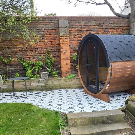 Coach House, In A Stunning Location By The Castle Appartamento