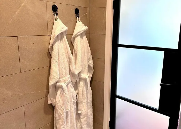 Coach House, In A Stunning Location By The Castle *